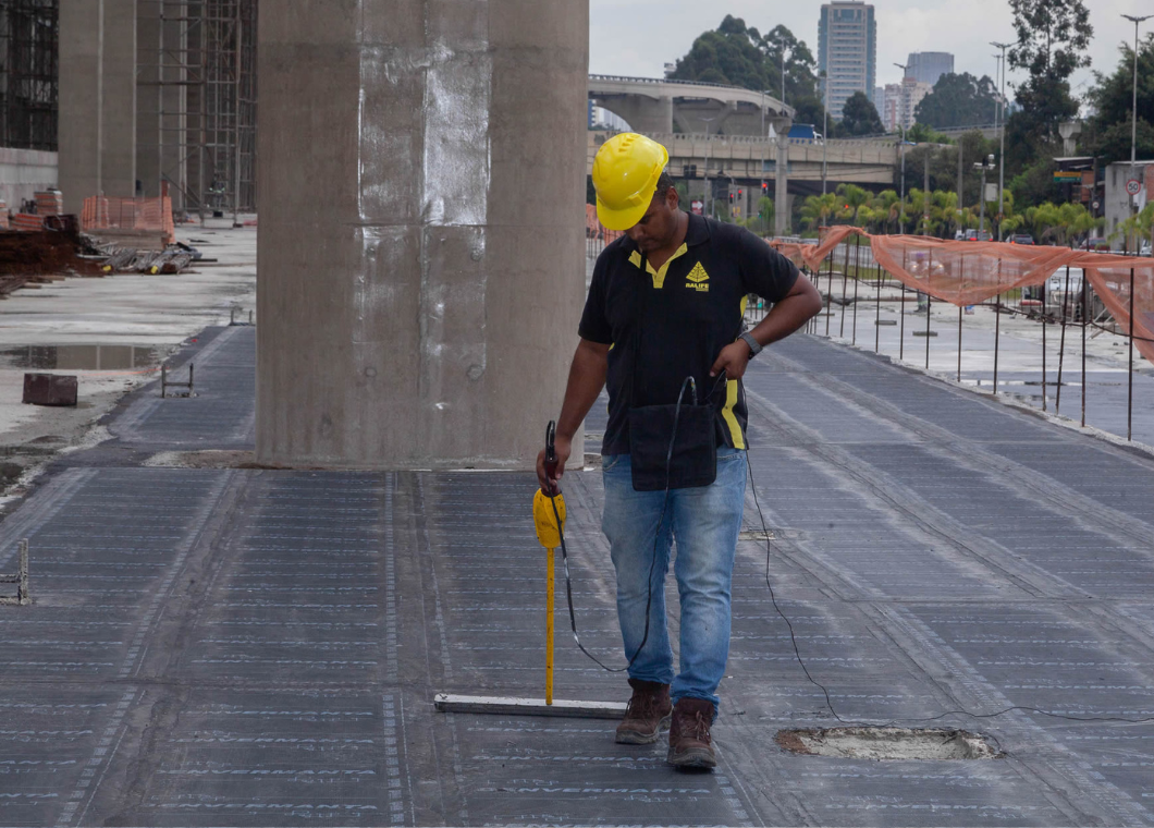 Testar estanqueidade é uma etapa importante em qualquer obra que possua áreas impermeabilizadas. Tanto que faz parte das recomendações da ABNT NBR 9574. Se está buscando o método de verificação de estanqueidade ideal para o seu projeto, o Holiday test é a melhor opção.